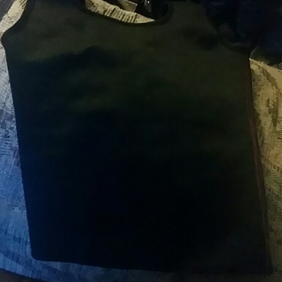Medium compression top...BRAND NEW NEVER WORN - Picture 2 of 4